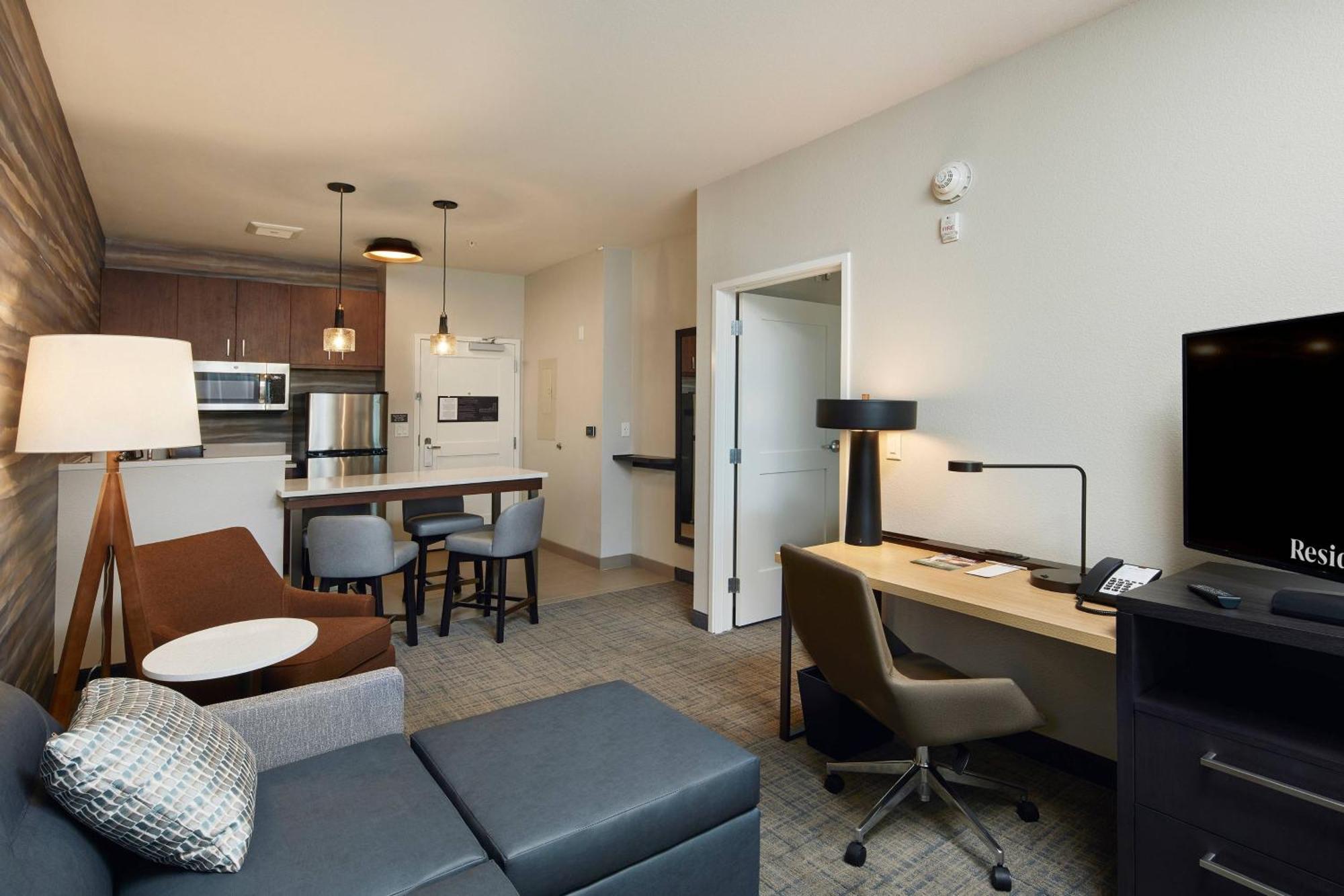 1 Bedroom Suite 2 Queen Sofa bed