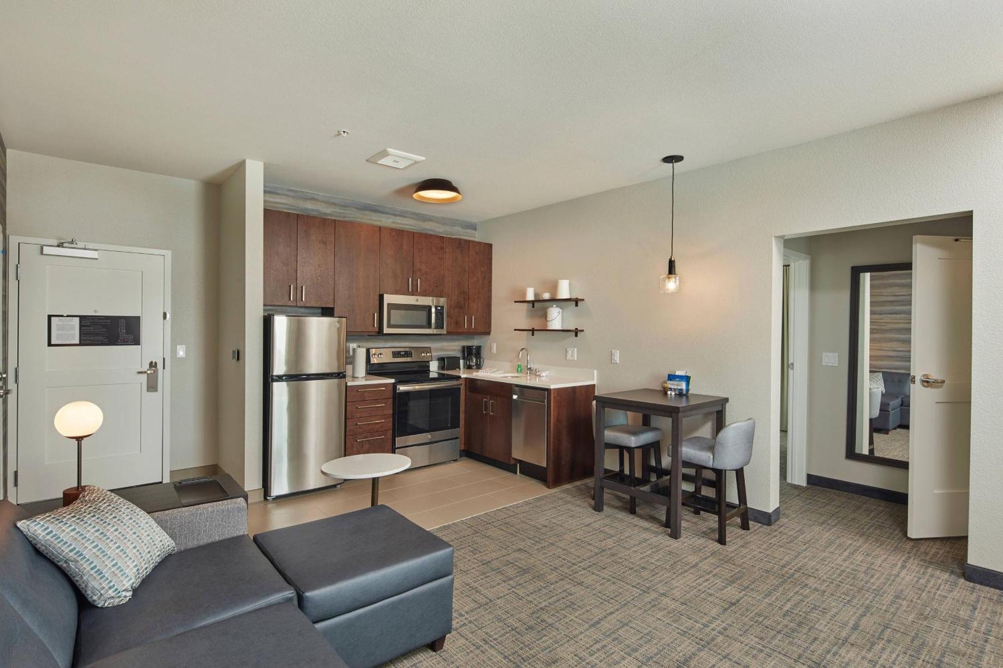 1 Bedroom Suite 1 King Sofa bed
